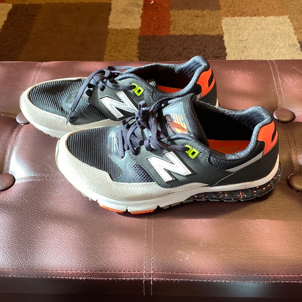 New balance Tennis shoes (E)